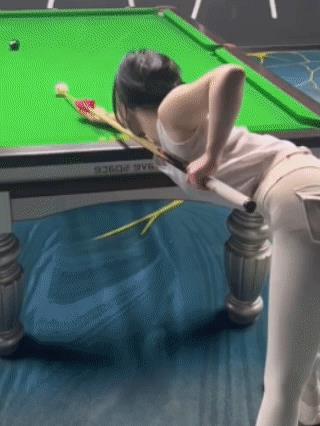 用发夹来打台球，这算是什么杆法呀，居然还能行。
美女把发夹当作支点，这想法可真是