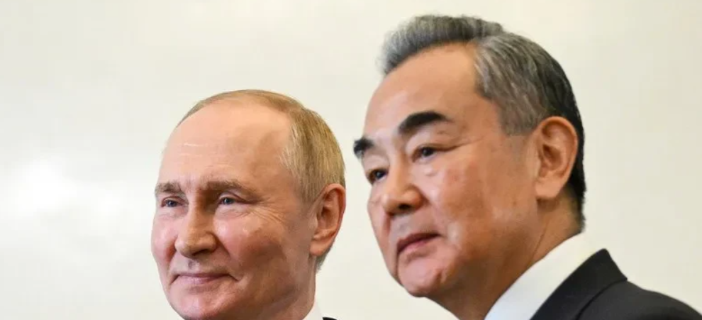 普京和王毅见面了！
当地时间4月1日，普京在莫斯科接见了中共中央政治局委员、中