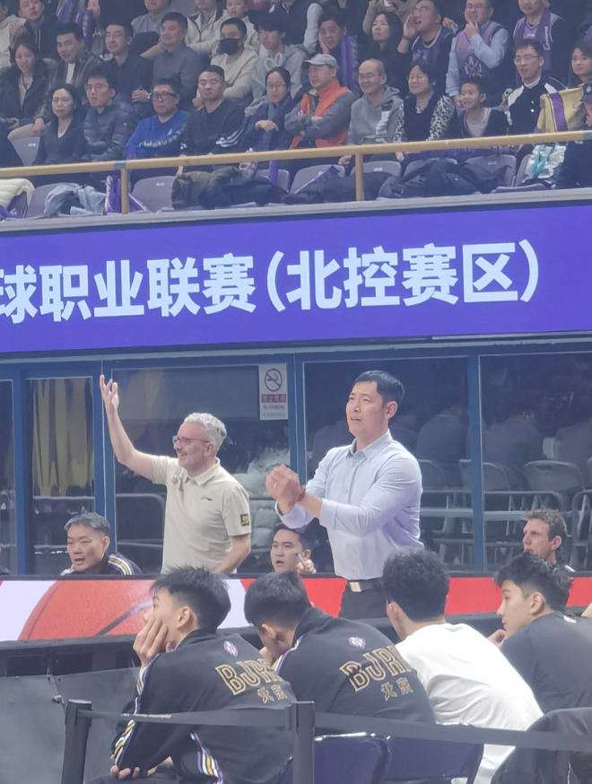 12月18日晚，北京控股男篮在2025至2026赛季CBA常规赛第三轮中，主场以