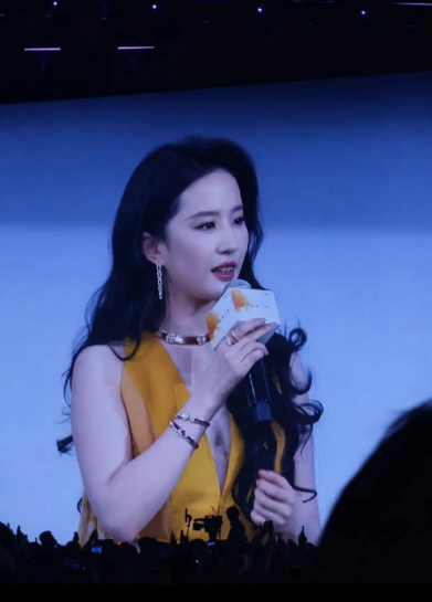 真没想到神仙姐姐是85花里第一个稍微有点中年发福的，虽然还是挺好看的