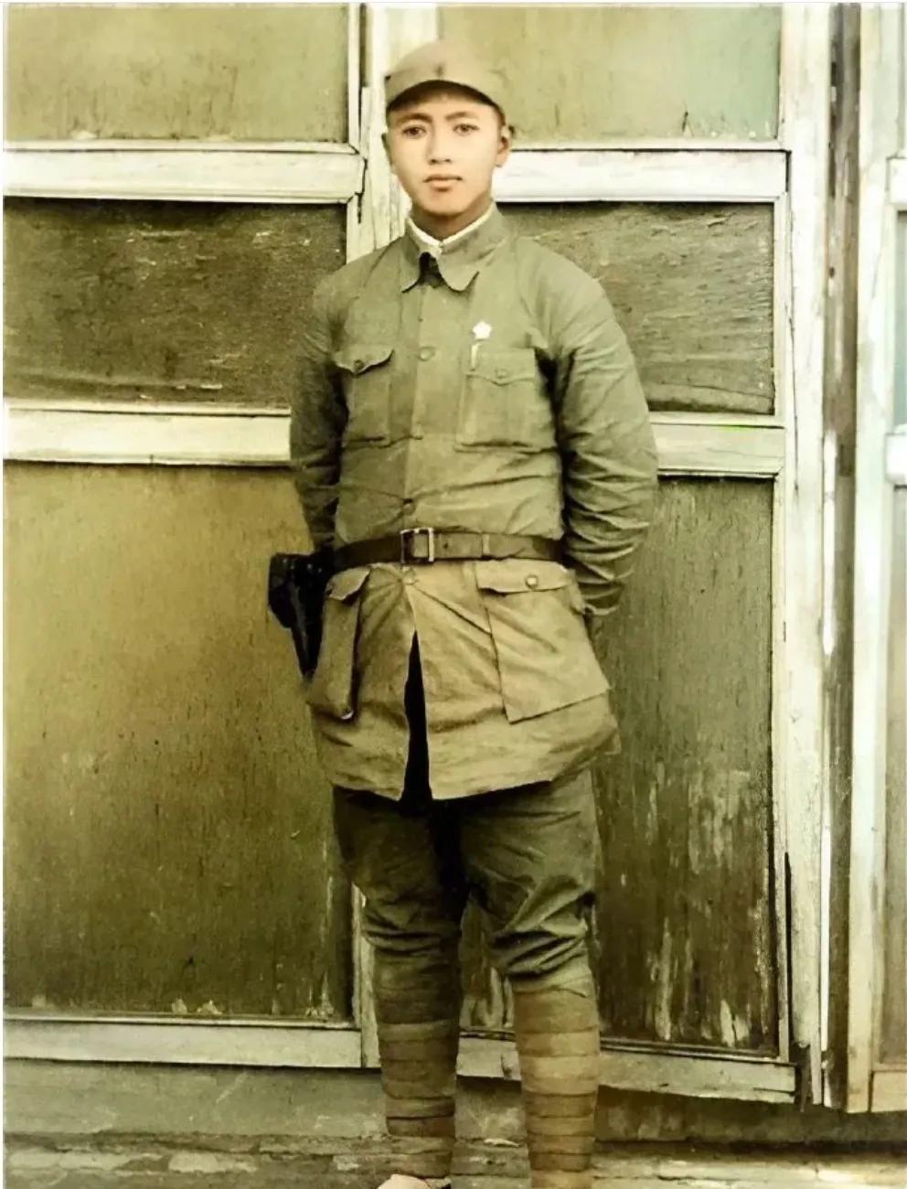 现存一张珍贵老照片，定格了1945 年28岁的刘华清将军形象。彼时，他任职冀鲁豫