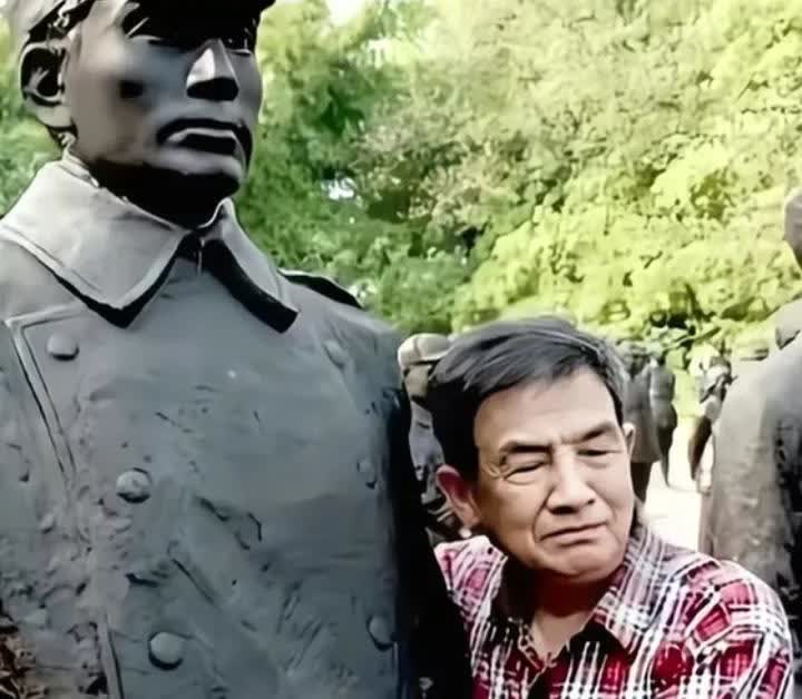 张灵甫的长子张居礼在父亲遗像前的一幕，只见他紧紧的拥抱住父亲那魁梧的身材，毫无违