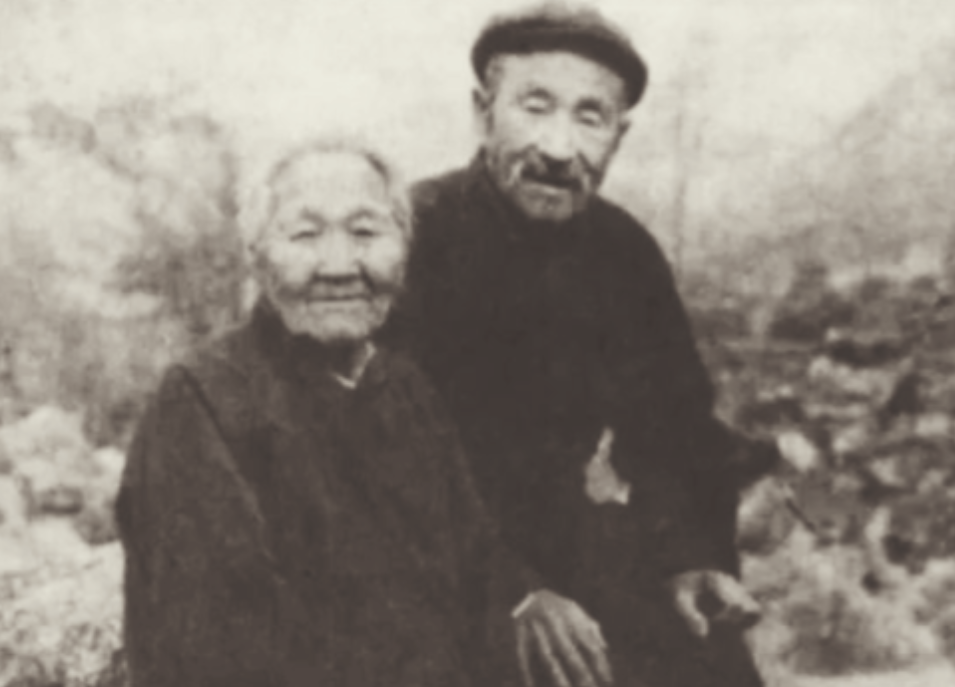 “是同志就要破上命救!”1941年，一位重伤的八路军来到一家院子里，屋里走出一位