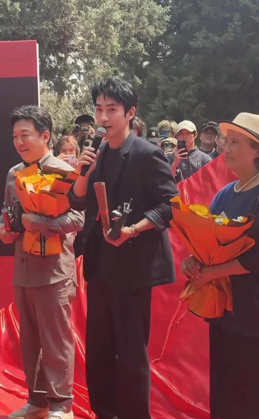黄渤朱一龙回母校领奖。
6月12日，北京电影学院迎来第四届“学院奖”电影表演奖颁