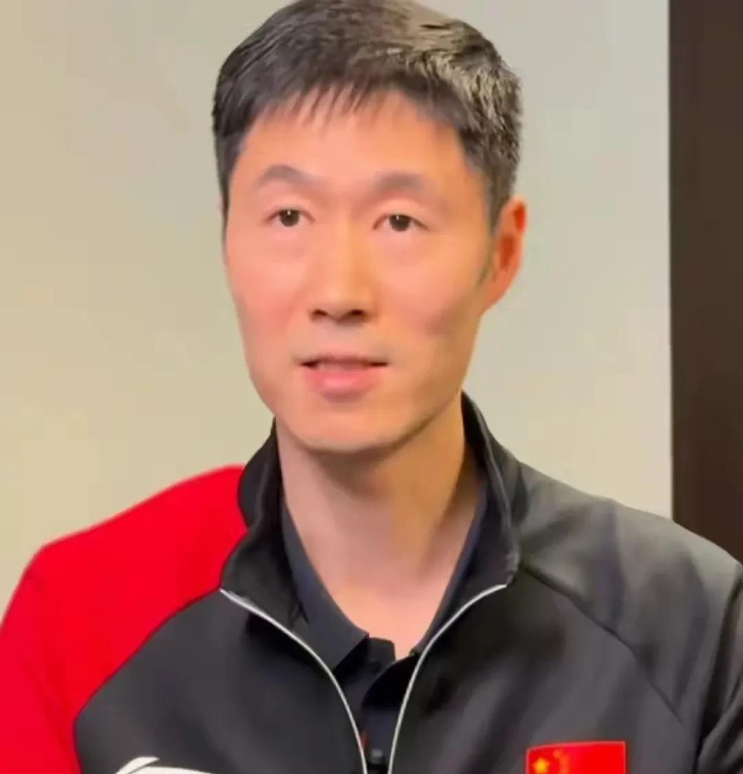 乒乓大合照！
为王励勤的“半隐身”点赞！
没错，作为新任乒协主席，庆功之时将C位