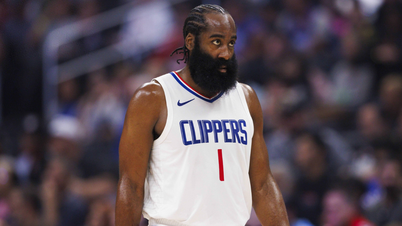 快船四连败跌至倒数第三，球迷嘘声不断，哈登的举动引人注目