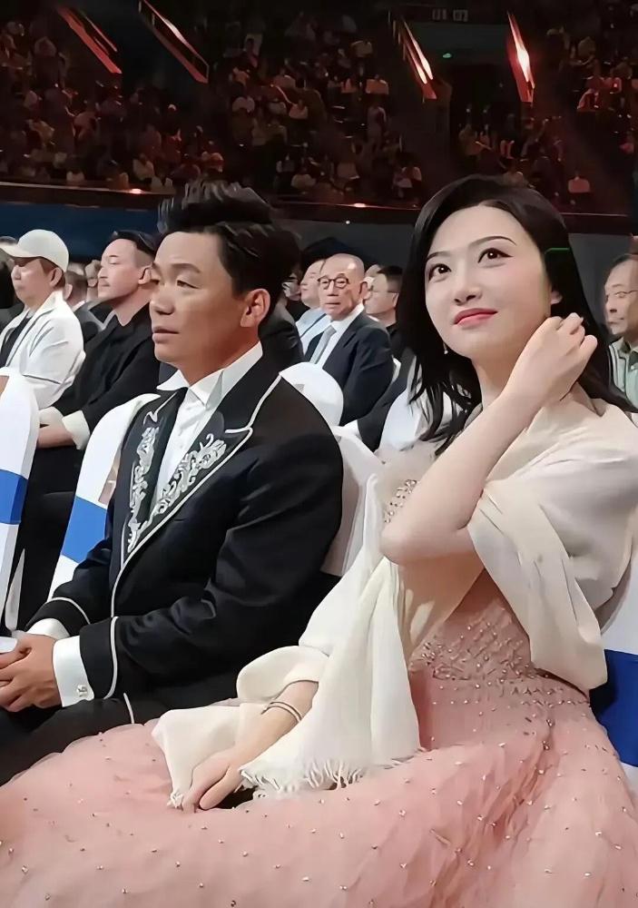 王宝强是草根演员里最低调的一位，和漂亮女演员挨着坐，也不主动搭讪聊天，就这样端端
