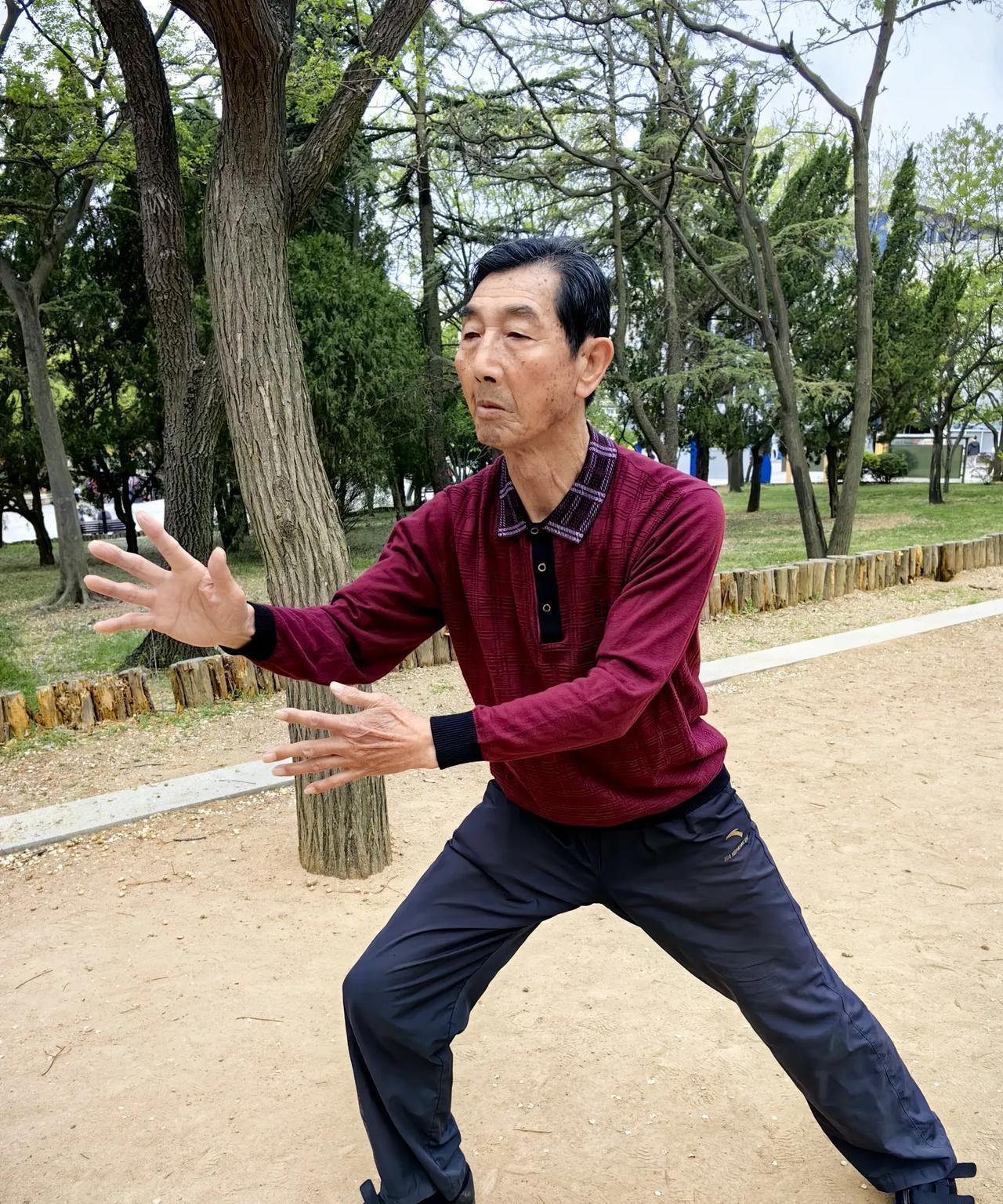 太极拳自己练习才能找寻感觉。
在公园偏僻角落独自练拳之人，定是在与自身身体对话，