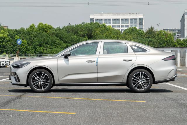 第五代帝豪来了
车身侧面依旧是常规三厢车造型，长宽高达到4815/1885/14