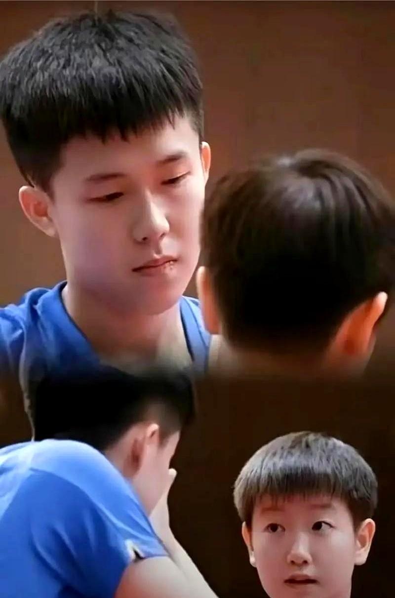他很听劝的，肖指说他喜欢喝苏打水以后，网友们都跑去给他留言了，说苏打水喝多了以后