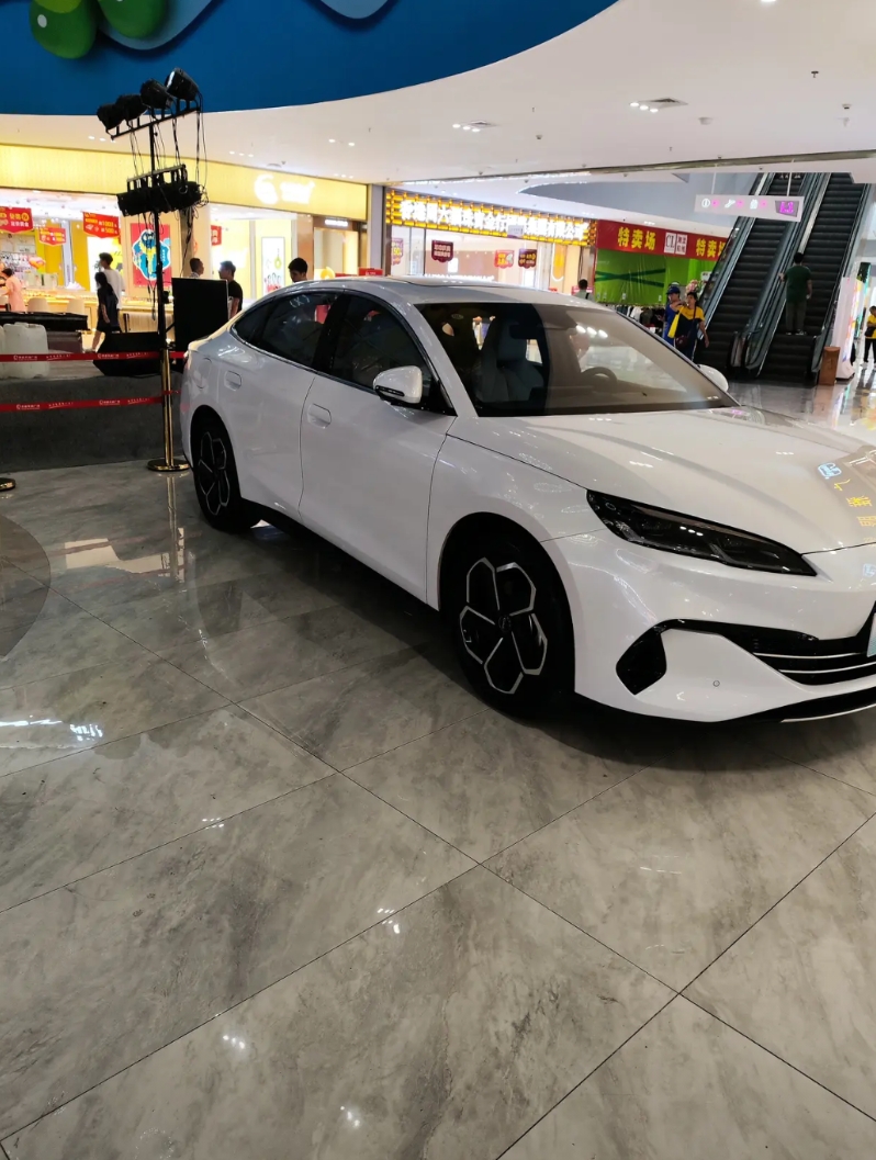 迪子前年搞了个 798，去年出个 5.0 混动，今年又搞个全系天神之眼，每次都惊