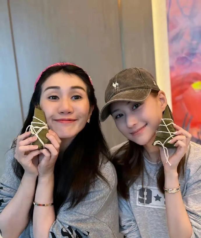 何超莲在端午节又晒照片了，依旧没和老公同框。毕竟端午节本是全家团圆的日子，窦骁这