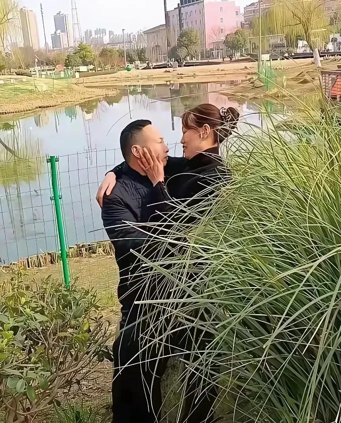 这一男一女
啥情况呀这是
怎么跑这么个地方亲热
在家里它不香吗
就没有蚊子咬你们