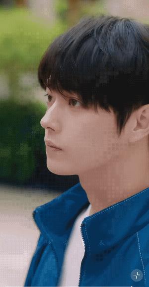 许凯你怎么走路老是撞到这个小孩呀，心不在焉想什么呢？
这个小孩看把许凯手机撞飞了