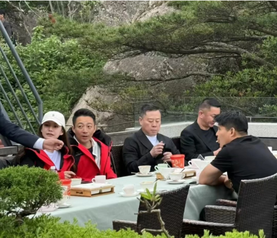 汪小菲前妻去世的时候，他是又哭又雨中漫步的，要死不活的，什么好友说他完全是崩溃状