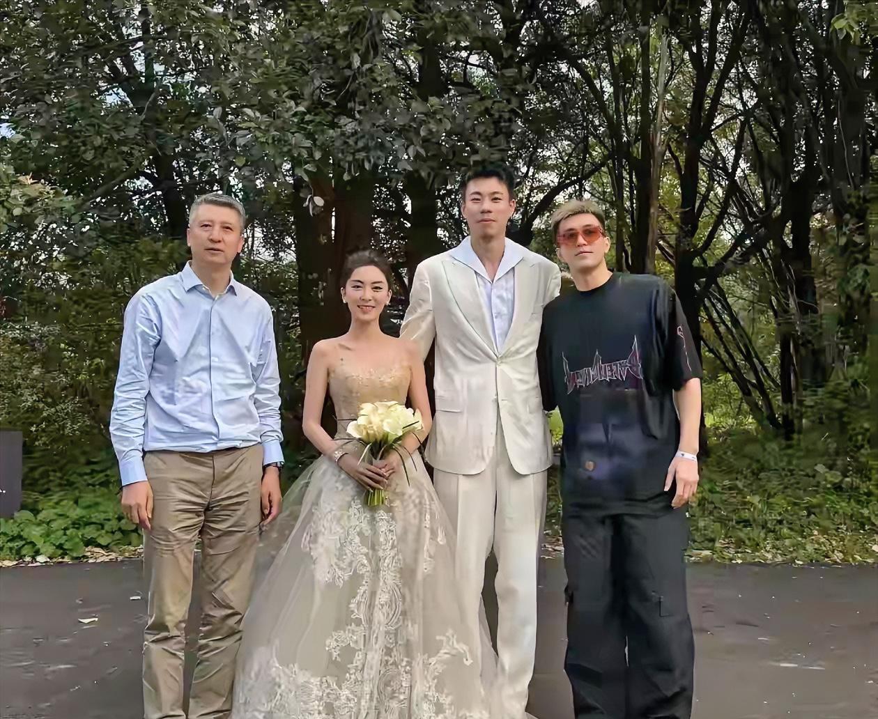 张镇麟今天婚礼，到场嘉宾如下
1、男篮主帅——郭士强
2、前俱乐部队友——郭艾伦