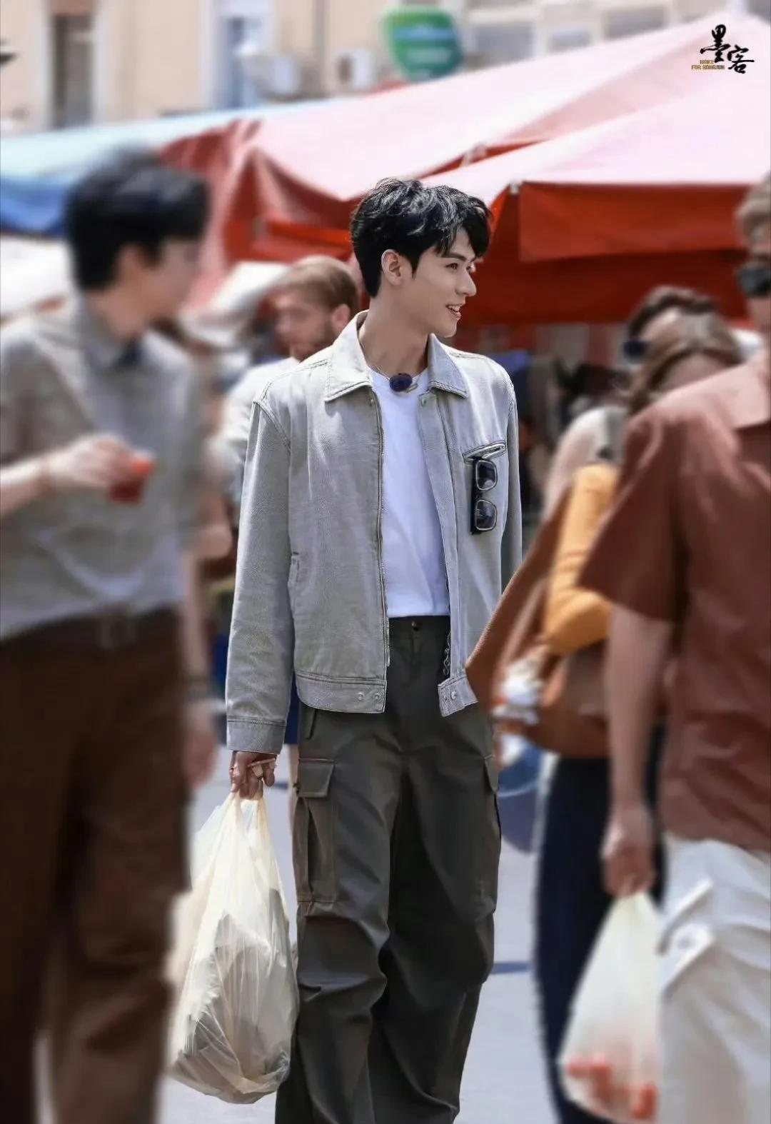 #夏日生活打卡季#
每天都能蹲到新鲜路透，粉丝也太幸福了吧！这溢出屏幕的少年感与