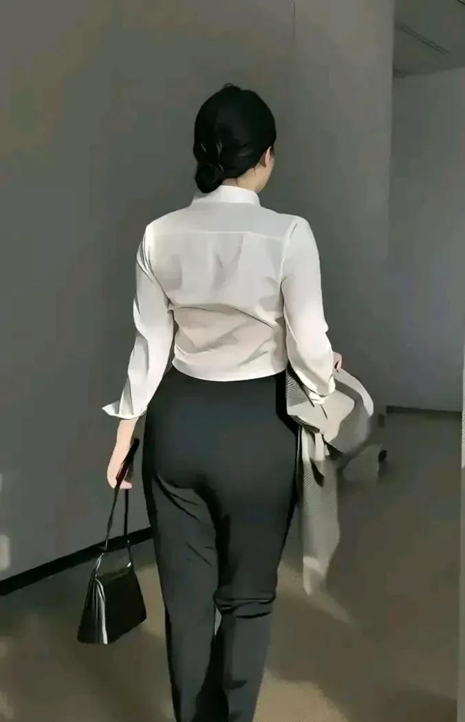 枕边躺着个出轨的老婆，内心的各种折磨与煎熬，谁能懂啊？
这是一个男人发出的呐喊，