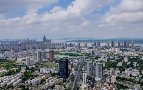 菲律宾遭受台风灾害，国内损失严重，但是明眼人都知道，不管东方大国如何援助菲律宾，