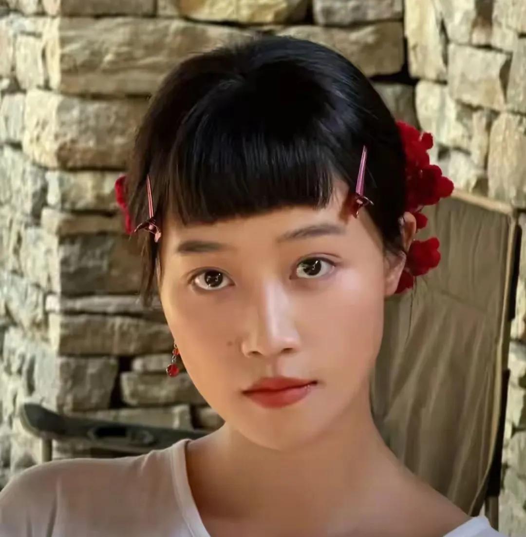 15岁少女垃圾桶边拼梦想，富家女偏要闯娱乐圈！
她曾是上海28万一年国际学校的富