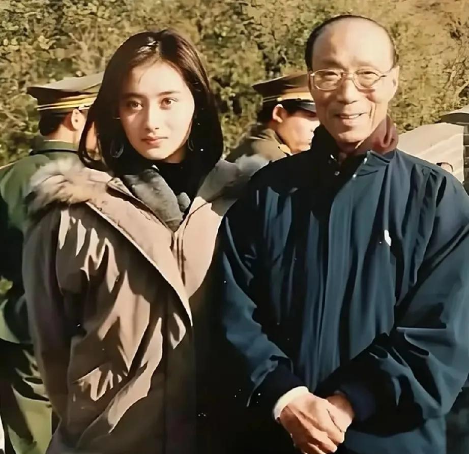 陈德容游长城的珍贵老照片，彼时，年仅十几岁的她，便毅然奔赴香港闯荡。照片中的她，