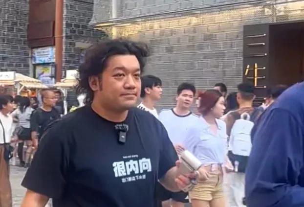 近日，在《家有儿女》中小雨的饰演者尤浩然现身南昌，被网友热议，一身油腻大叔的沧桑