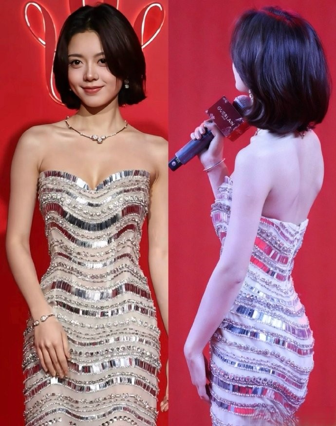 赵今麦小秀美背，这腰臀比真是绝绝子！ ​​​