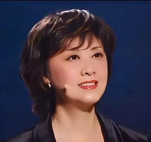 都是倾国倾城的美女演员，都是七十岁的冻龄不老女神，究竟谁最美呢，通过两张近照便高