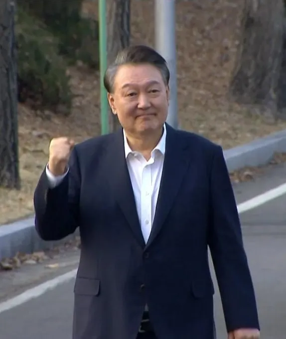 从尹锡悦被释放到韩国民众对我们的态度，不能不让人感到韩国从政府到民间被一股力量操