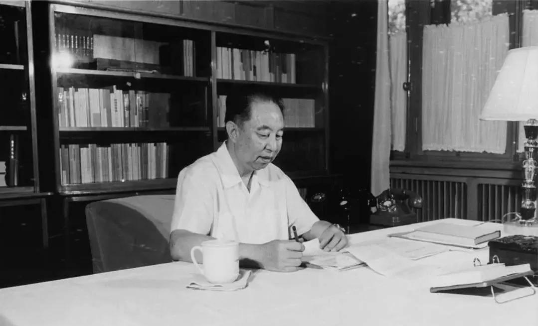 1978年6月
华国锋主席在批阅文件。