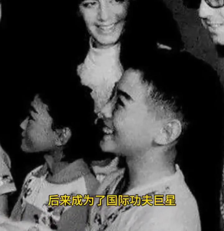 1974年，中国访美的武术代表团，那个和基辛格握手的小男孩，后来成为了国际功夫巨