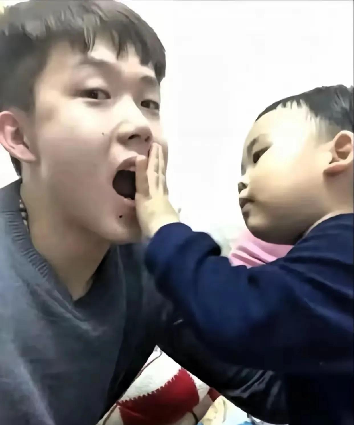 被大头抱在怀里的小孩，
转眼长大了不少！
这个可不是一般小粉丝，
是大头的小侄儿