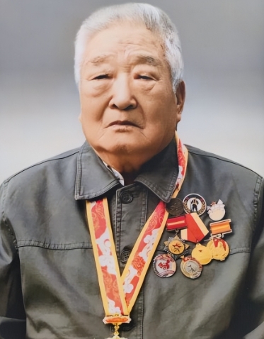 2024年，云南一96岁普通教师去世，学校召开追悼会才发现，这名老教师竟然获得3