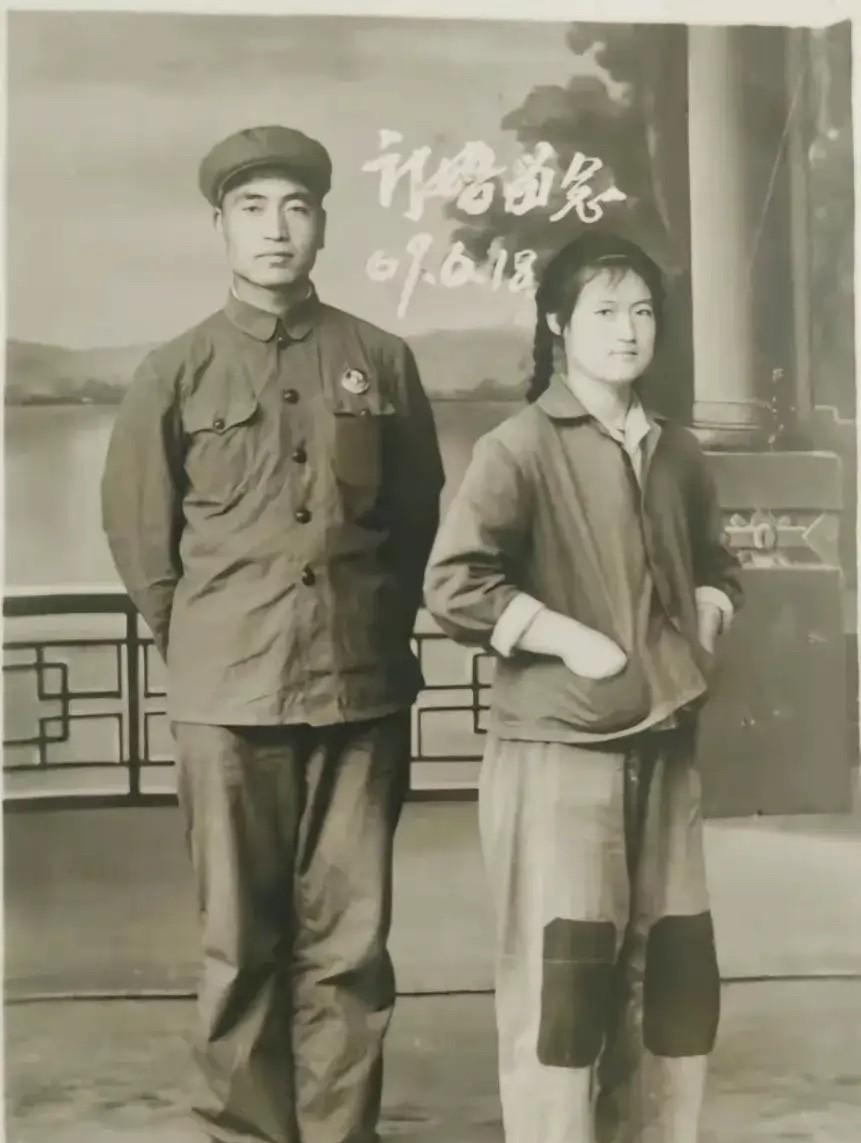 两人站位距离也许是抓拍瞬间，恰好有特别感觉。 以站位，判定真假，真武断！可以肯定