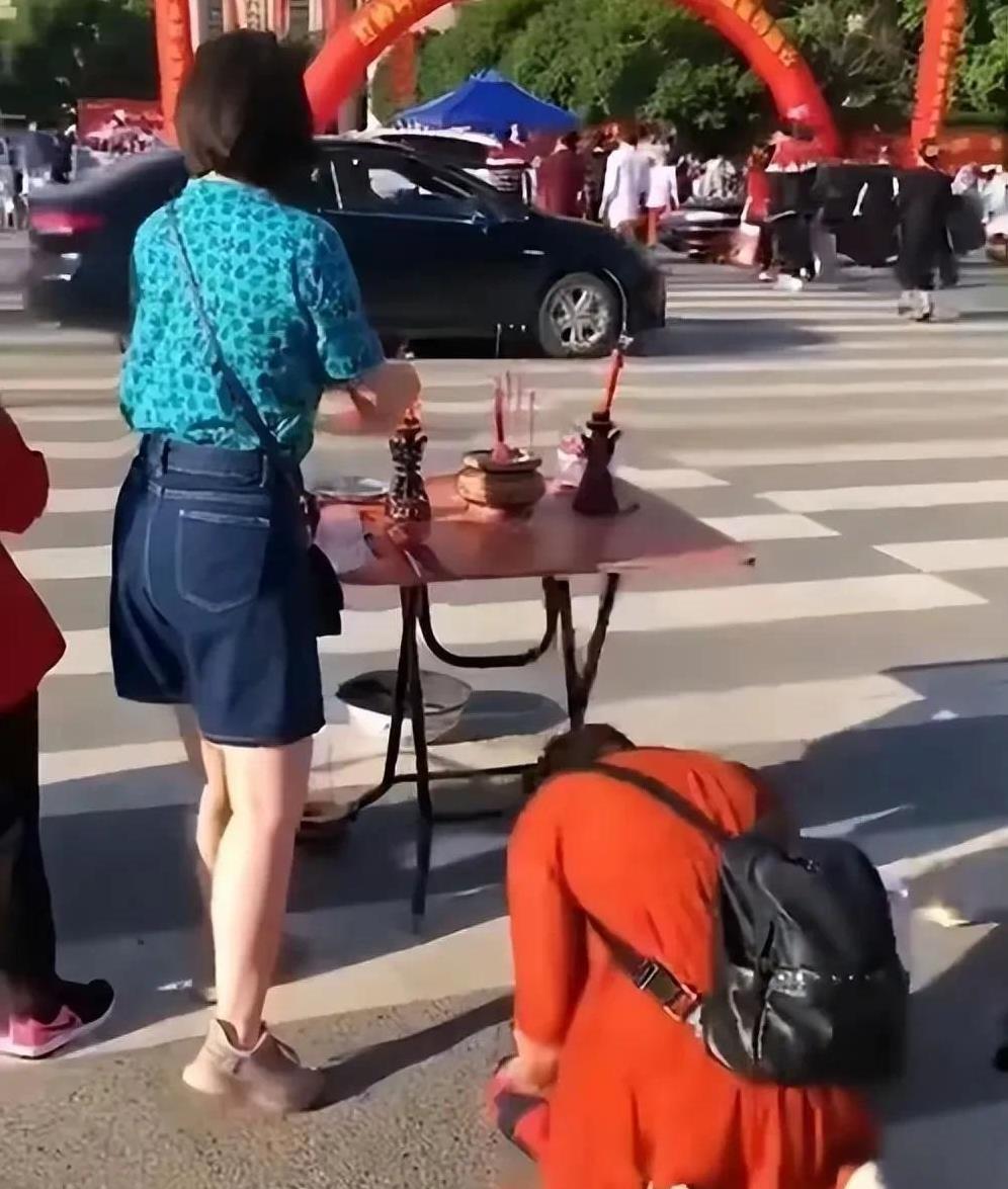 高考场外摆香炉，磕头祈祷算那般？
高考是很严肃的事，“奇葩家长”让人哭笑不得。