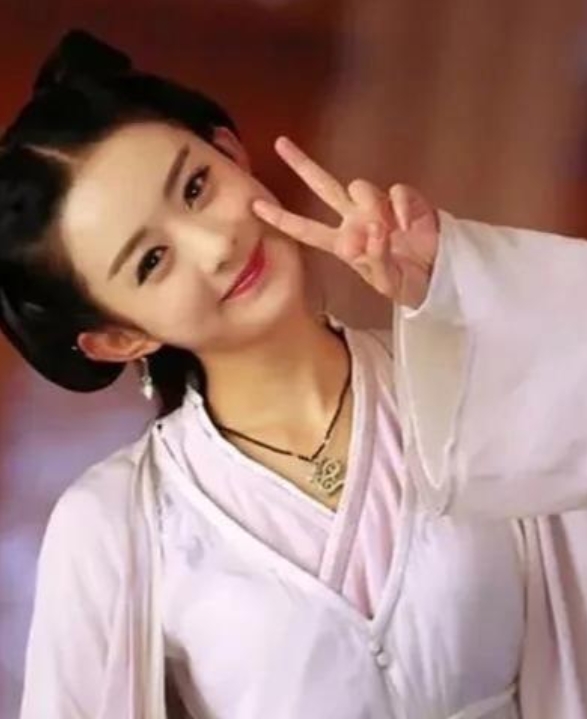 2016年的某一天，包贝尔找到赵丽颖，问她：“你有没有空来出演我的新电影《欢喜密
