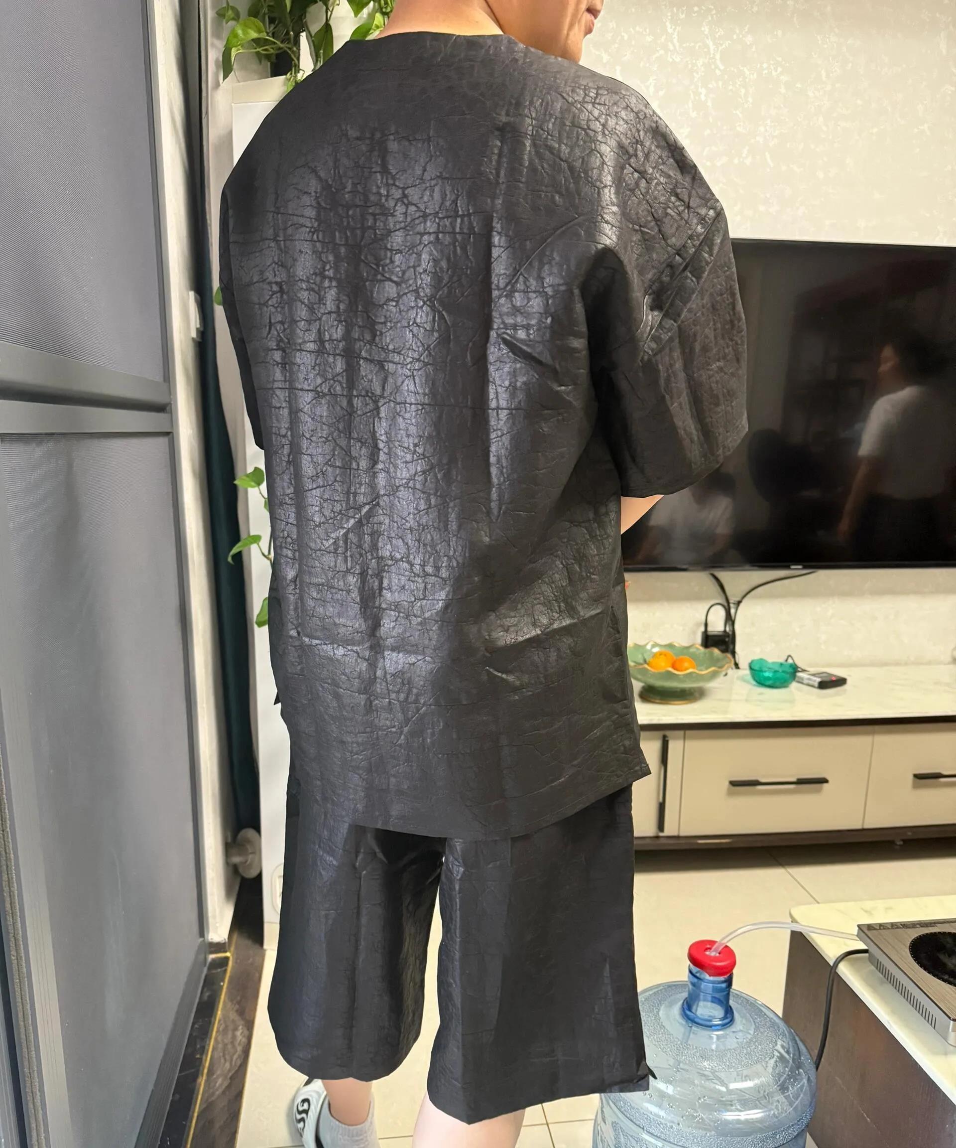老爸买了这套衣服，但是我觉得好丑
第一次见这种衣服，上身好奇怪，个人感觉好丑，我