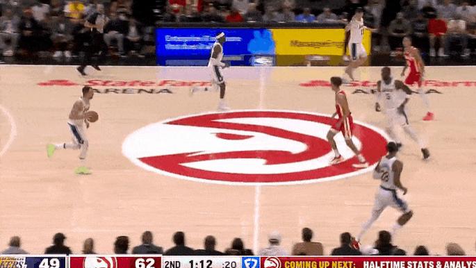 东契奇中场logo超远三分强投命中，半场已得22分