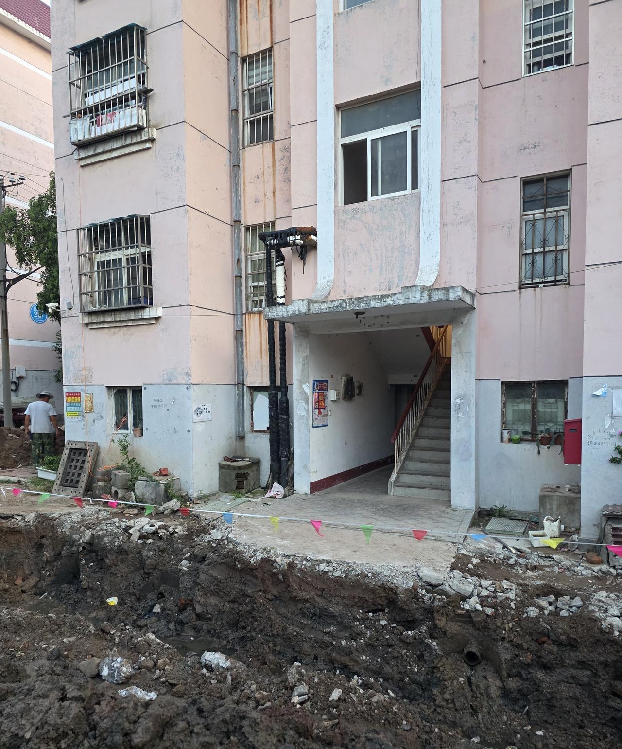 离开小区40天，上午跟老娘兴冲冲回来，没想到小区已无路可走……
四十天以前小区就