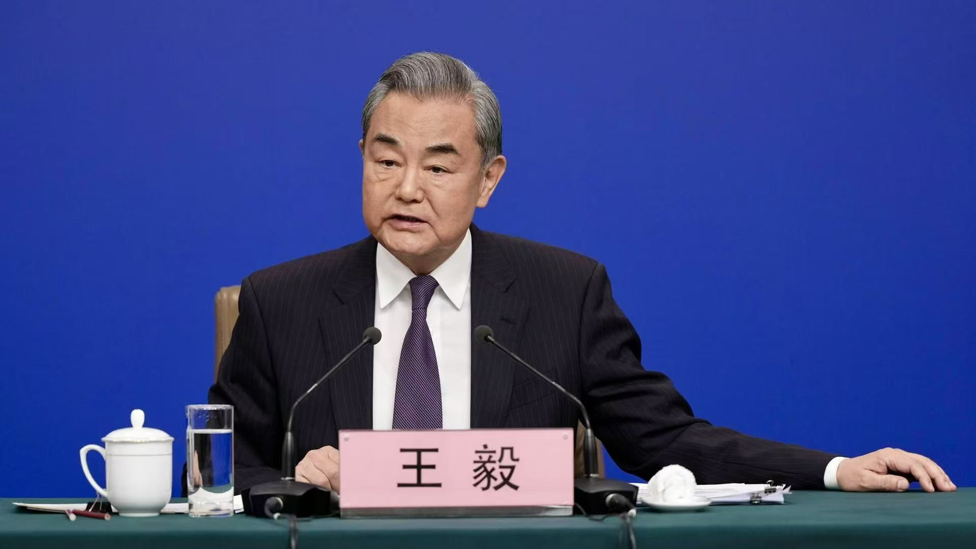 菲律宾强闯黄岩岛遭中方围堵，八国军演搅动南海风云