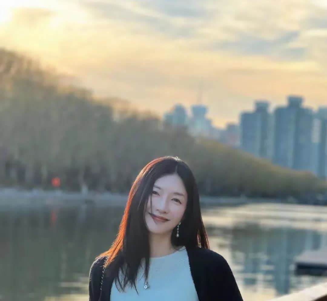 江疏影这两年这是咋了？
各种流言蜚语就没断过。
昨天上热搜是说跟一个富豪有私