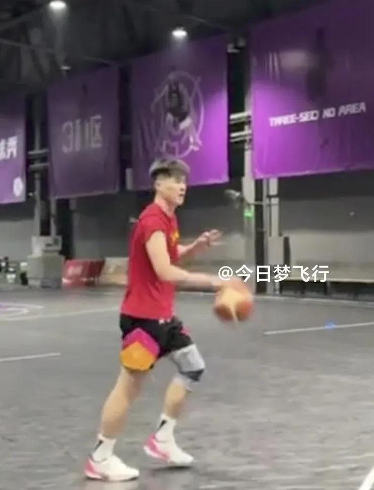 广东宏远小将陈家政刻苦训练，今夏将升上广东一队。
陈家政是原青岛67中球员，去年