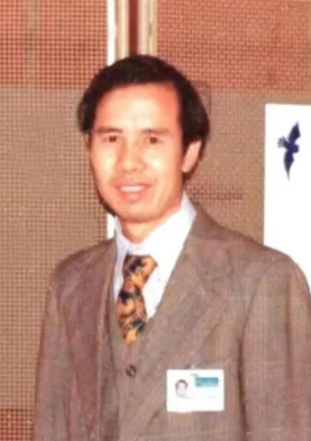 1985年11月，我国外交官何存峰乘坐美国客机飞往纽约，在飞行途中，何存峰去了一
