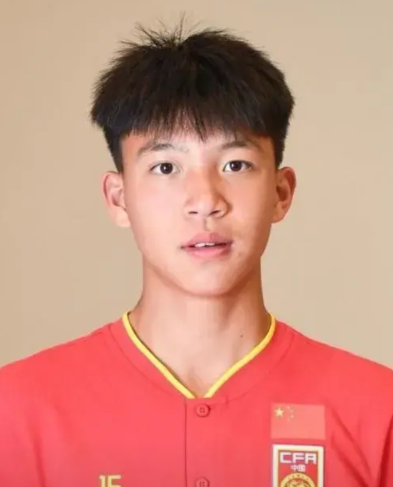 最新消息！18岁王钰栋将搭档张玉宁，出任中国国家队客场对阵印尼关键比赛的前锋。这