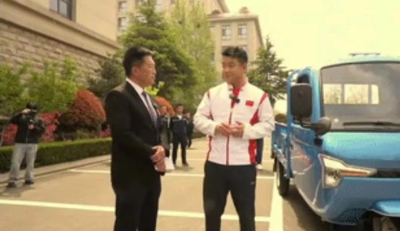 相比国乒其他人的代言，皓哥这个代言太接地气了。
瞧瞧，三蹦子，咱农民伯伯种地的必