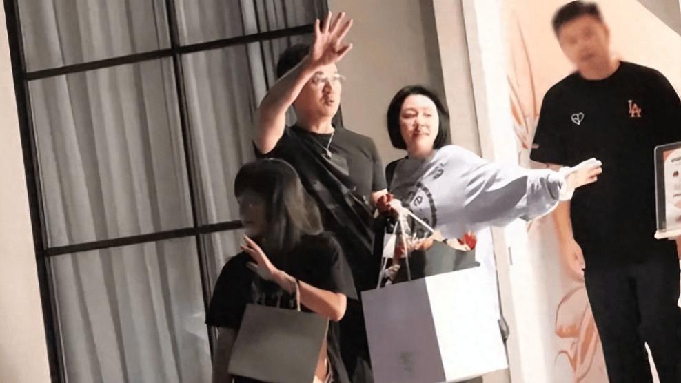 小S全家现身庆功宴，具俊晔为S妈按摩肩膀，许雅钧全程陪伴