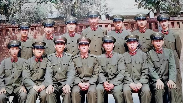 他是69年兵，在部队和一个女兵聊天走得很近，不久对象到了部队