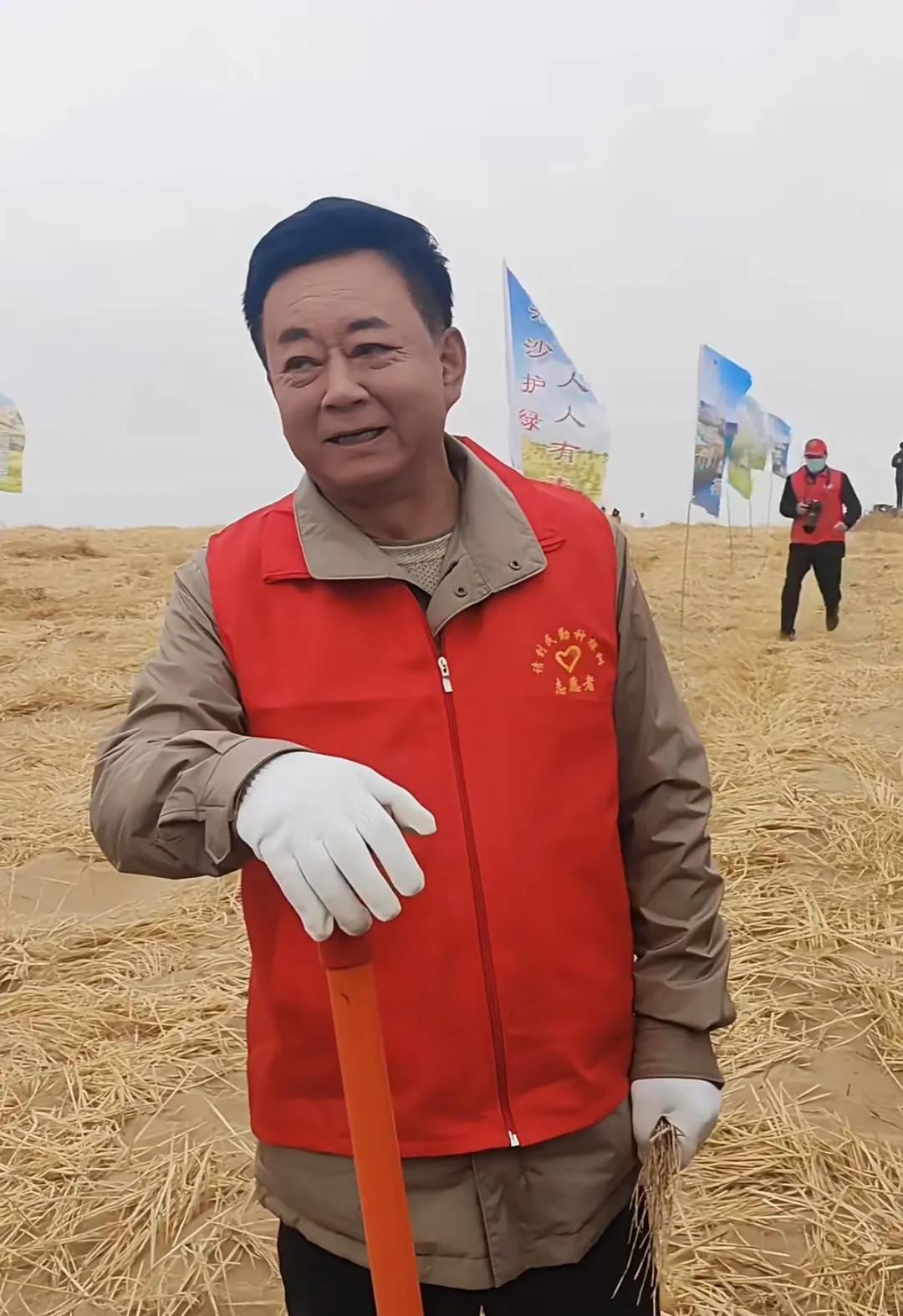 朱军引热议！
事因3月30日他到民勤沙漠中当志愿者，跟全国各地志愿者一起植树造林