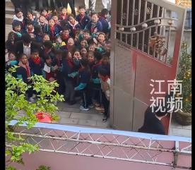 “火到人民日报了”云南一对新人举行婚礼，恰好遇到了小学生放学，小朋友们一起涌到新