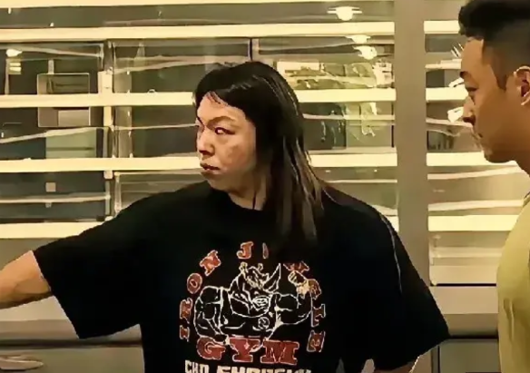 健身圈的最新大瓜，

女教练施某某因为男学员王某穿紧身裤认为是X骚扰，不仅如此，